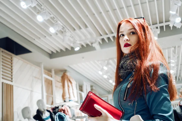 Retrato de niña de pelo rojo en una chaqueta de cuero azul . —  Fotos de Stock