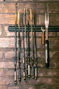 Bir duvar dokusu üzerinde asılı Barbekü çatal
