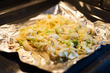 haşlanmış lahana sebze, soğan folyo üzerinde fırında pişirilir. 