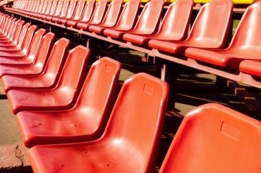 spor stadyumunda boş plastik koltuklar. Tribünler.