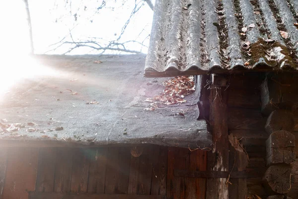 Old wooden house in the sun. roof covered — Stock Photo, Image