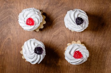 çilek ile protein kek sepeti. yukarıdan görünüm