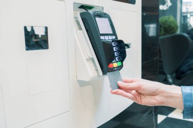 banka kartı terminal alışveriş merkezinde. ödeme kartları teknoloji