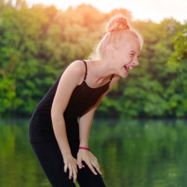 nehir kıyısındaki parkta eğlenen mutlu çocuk. stil instagram.