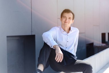 Gömlekli genç adam iş adamı tatilde.