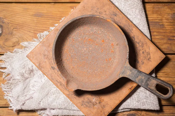 Alte leere gusseiserne Pfanne. Rostiges Geschirr — Stockfoto