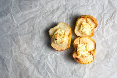 beyaz kağıt üzerinde lor ile pişmiş elma. kopyalama alanı.