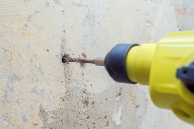 Sarı perforatör duvarı deldi