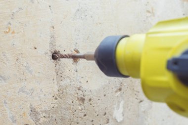 Sarı perforatör duvarı deldi