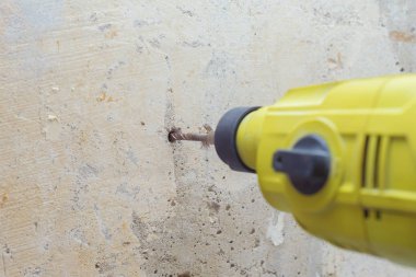 Sarı perforatör duvarı deldi