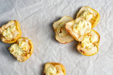 beyaz kağıt üzerinde lor ile pişmiş elma. kopyalama alanı