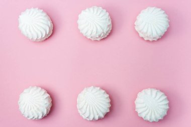 pembe bir arka plan üzerinde üst üste beyaz marshmallow çok. kopyalama alanı