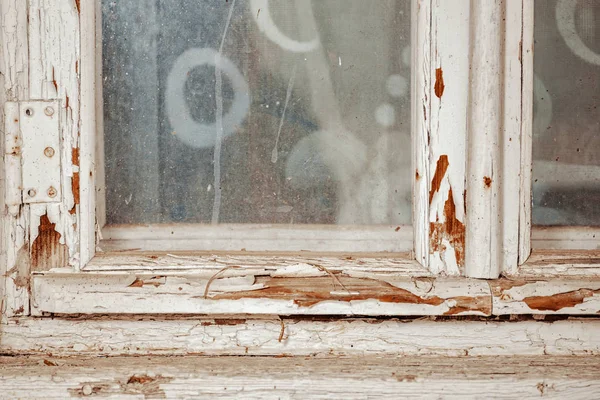 Eski ahşap pencere çerçevesi. parlayan boya — Stok fotoğraf