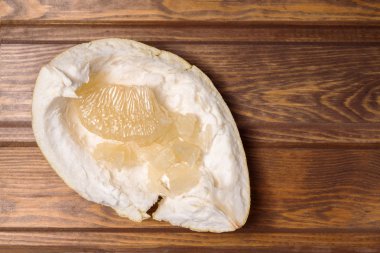 ahşap bir arka plan üzerinde soyulmuş narenciye Pomelo