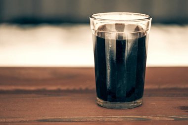 bankta siyah kahve bir cam fincan