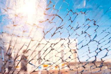 Kırık pencere arka planı şehir ve sokak. Doku. güneş ışığı