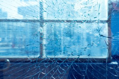 Çerçevede kırık pencere. Şehrin ve caddenin arka planında. doku