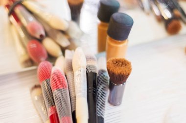 Masada bir sürü profesyonel fırça sanatçısı var..