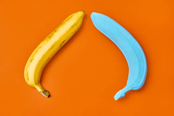 Banana Amarela Azul Sobre Fundo Laranja Espaço Cópia — Fotografia de Stock