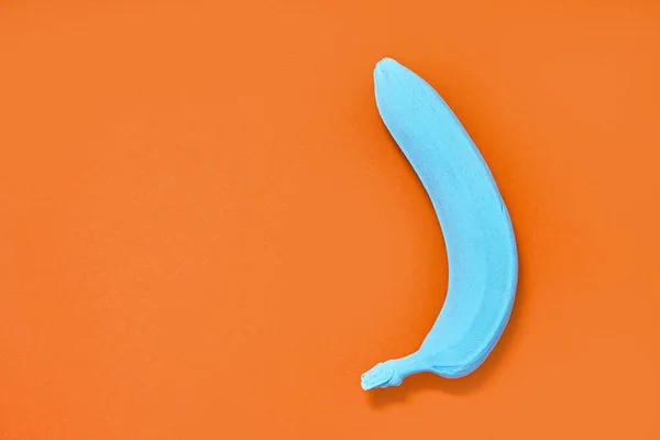 Plátano Azul Pintado Sobre Fondo Naranja Espacio Copia Concepto Diseño — Foto de Stock