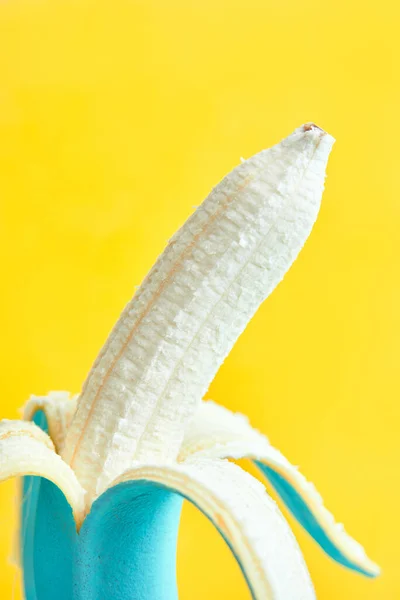 Plátano Azul Teñido Pelado Sobre Fondo Amarillo Espacio Copia Concepto — Foto de Stock