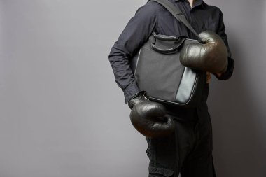Boks eldiveni giymiş bir iş adamı davayı elinde tutuyor
