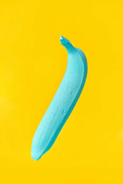 Plátano Azul Pintado Sobre Fondo Amarillo Concepto Diseño Creatividad — Foto de Stock