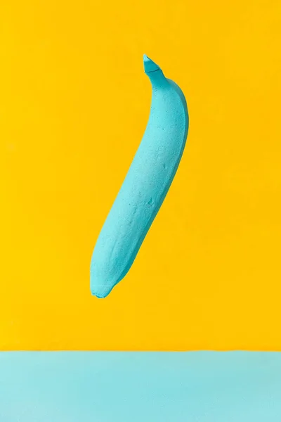 Plátano Azul Pintado Sobre Fondo Amarillo Concepto Diseño Creatividad — Foto de Stock