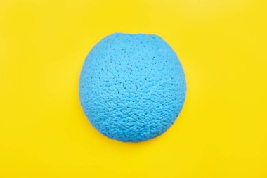 Sarı arka planda maviye boyanmış limon ve turuncu. konsept tasarımı