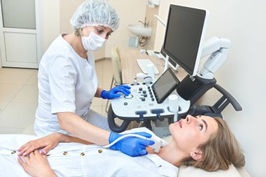 Bir kadında tiroit ultrasonu teşhisi