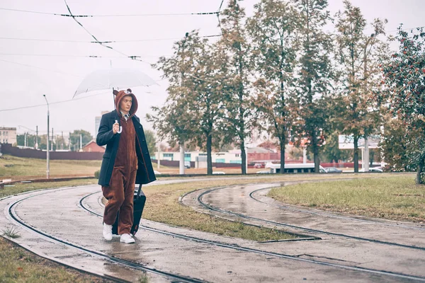 Άντρας Βαλίτσα Περπατάει Στο Δρόμο Τύπος Κρατάει Ομπρέλα Στη Βροχή — Φωτογραφία Αρχείου