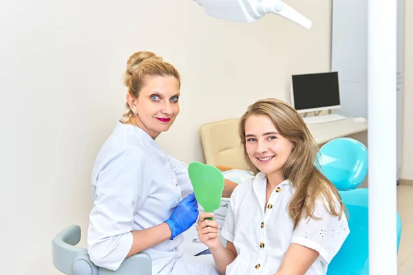Una Joven Cita Con Dentista Mujer Sienta Silla Dentista Sostiene — Foto de Stock