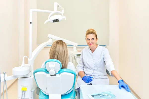 Retrato Una Doctora Dentista Consultorio Sentada Una Silla — Foto de Stock