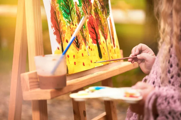 Malá Dívka Umělec Maluje Obrázek Stojan Podzim Parku — Stock fotografie
