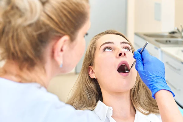 Zubař Kontroluje Ženské Zuby — Stock fotografie