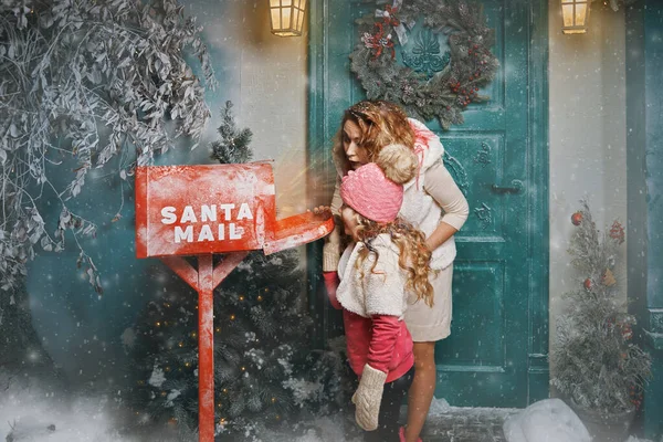 Anne ve kızı posta kutusunu kontrol edip Noel Baba 'dan mektup bekliyorlar. Noel 'de bir mucize. Mutlu yıllar.