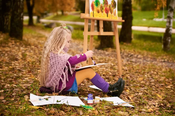 Küçük Kız Ressam Sonbaharda Parkta Bir Sehpaya Resim Çizer — Stok fotoğraf