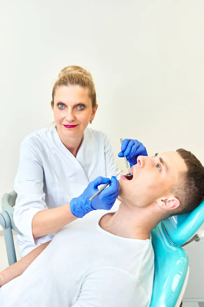 Retrato Dentista Feminina Uma Cadeira Trabalho Escritório Homem Consulta Médica — Fotografia de Stock