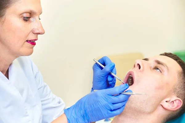 Doctor Dentista Examina Boca Chico Joven Hombre Estomatólogo — Foto de Stock