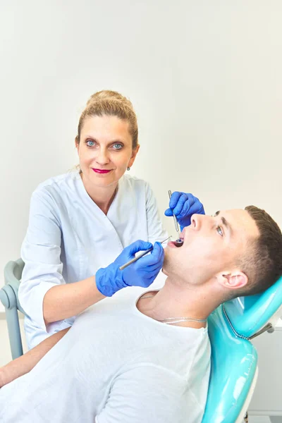 Zubní Lékař Vyšetřuje Ústa Mladého Muže Muž Stomatologa — Stock fotografie