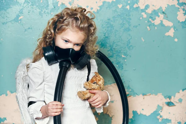 彼女の手におもちゃを持つ保護マスクマスクのマスクマスクの少女の肖像画 生態系の概念流行は — ストック写真