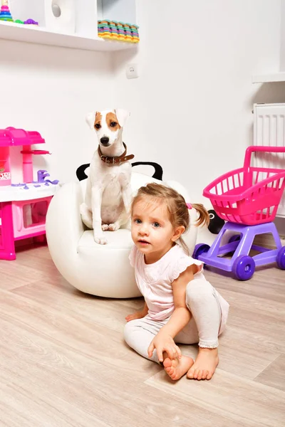 Маленька Мила Дівчинка Своєю Собакою Ігровій Кімнаті — стокове фото