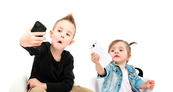 Retrato Niños Alegres Lindos Tomando Selfie Teléfono Móvil Aislado Sobre — Foto de Stock