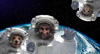 Bir köpek ve kedi arka planda dünyanın ile uzay adamı. Nasa tarafından döşenmiş bu görüntü unsurları.