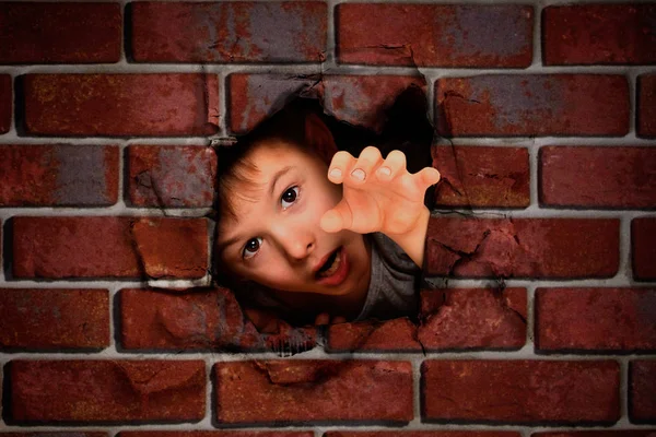Портрет Мальчика Выглядывающего Дыры Кирпичной Стене — стоковое фото