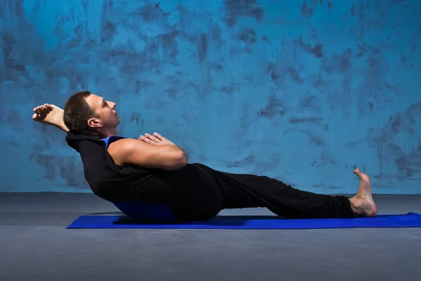 Giovane Uomo Che Pratica Yoga Una Postura Sdraiato Gamba Dietro — Foto Stock