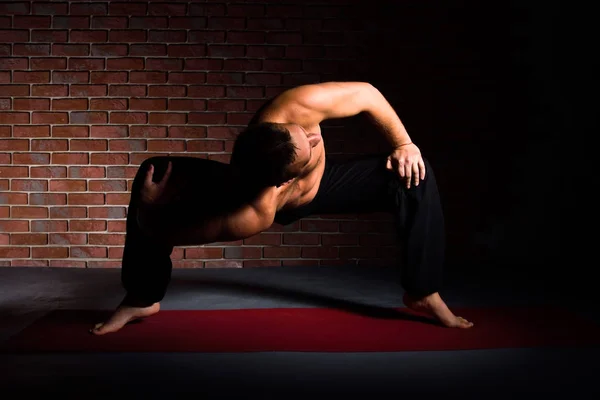 Uomo Che Posa Yoga Parivritta Stambhasana — Foto Stock