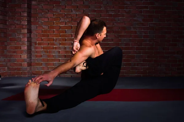 Giovane Uomo Esegue Posa Yoga Sfondo Muro Mattoni — Foto Stock