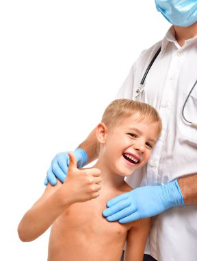 Mutlu çocuk bir doktor yanında ayakta