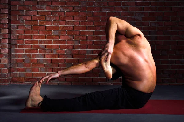 Giovane Uomo Esegue Yoga Posa Vista Posteriore Sfondo Muro Mattoni — Foto Stock